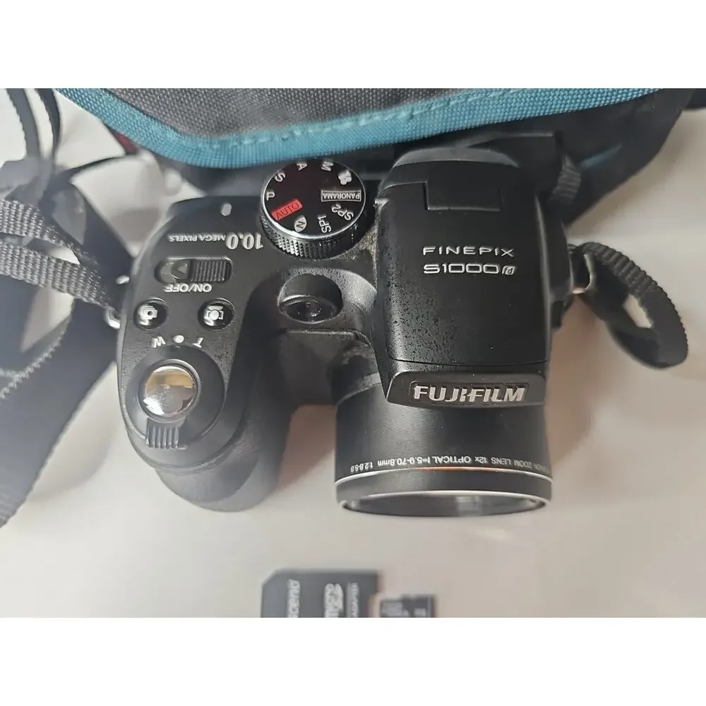 Fuji Fujifilm Finepix S1000 FD 10MP Digital Camera w/12x Zoom in Vanguard case